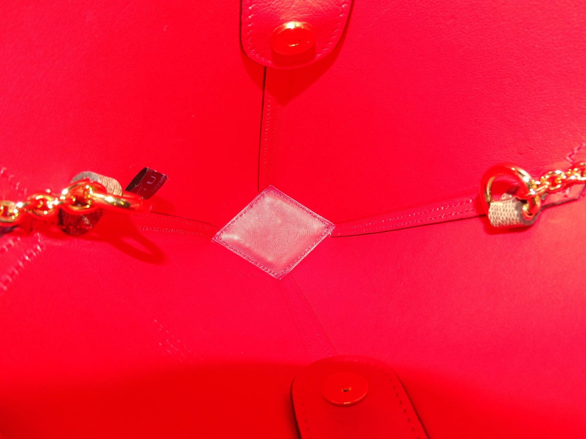 Gucci Valentine's Day Limited Edition Love Heart Bag - Image 14